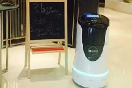 苏州尼盛万丽酒店启用酒店服务机器人“润”，