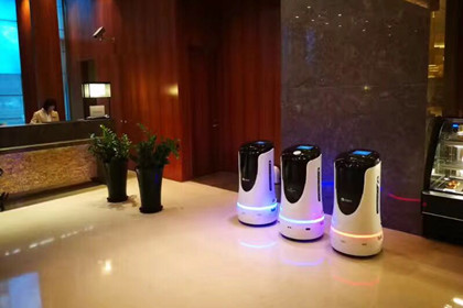 一米酒店机器人入职苏州洲际酒店