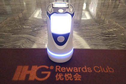 一米酒店机器人入职哈尔滨万达皇冠假日酒店